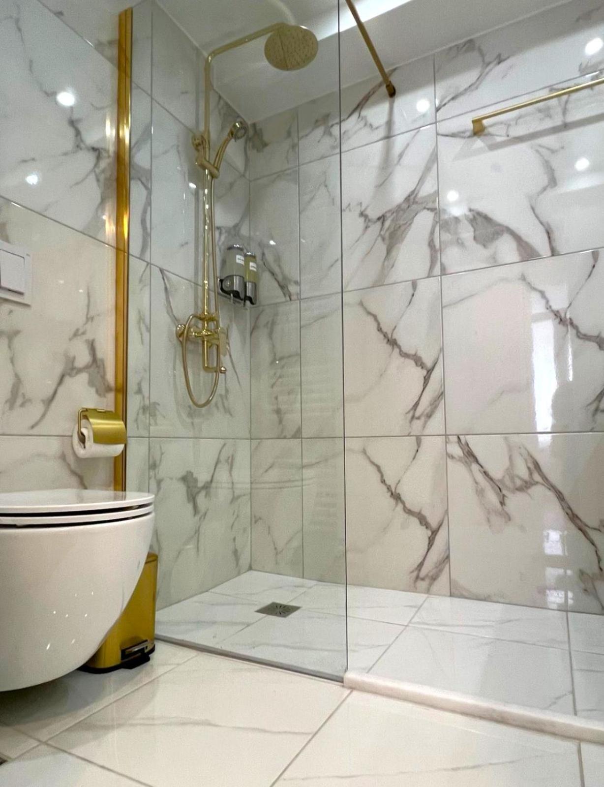 Queens Avenue Apartment *